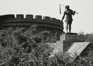 Königsberg, Wrangelturm : Königsberg (Kaliningrad/Russland). Wrangelturm und Statue eines Bauern mit Dreschflegel