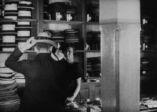 Szene aus dem Dokumentarfilm "Aus eigener Kraft": Im Warenhaus des "Konsumvereins 'Vorwärts' für Dresden und Umgebung"