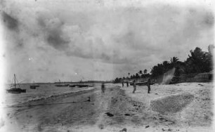 Strand von Bagamoyo : Am Strand von Bagamoyo mit Segelbooten, die vor Anker liegen
