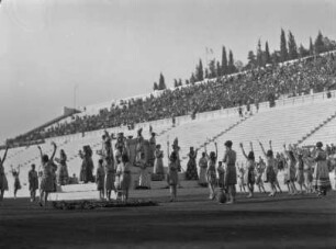 Jubiläumsfeier im Panathinaikos-Stadion (Jubiläumsfeier zur 100-Jährigen Unabhängigkeit Griechenlands?)