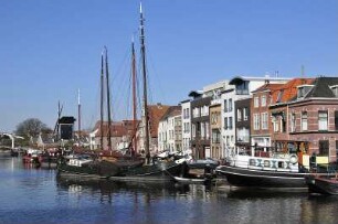 Leiden - Stadthafen : Im Stadthafen liegen auch historische Großsegler, aufgenommen am 6. April 2010 in Leiden