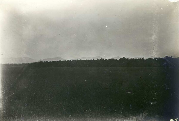 "Relèvement O. de la hauteur d'herbe devant Uaigagim."