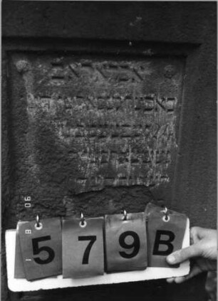 Grabstein 579 (Index: 99790965) Maße HxBxT: 146x73x50 cm Symbolik: nach unten gehaltene Fackeln: Grabstein 579B