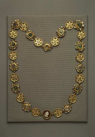 Halskette aus 14 Goldscheiben, 14 Fassungen und einem Sardonyx-Kameo