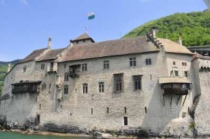 Montreux - Burg Chillon : Seitenansicht der Burg Château de Chillon bei Montreux. Aufgenommen am 19. Mai 2010 vom Genfer See aus