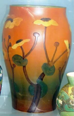 Vase mit dekorativen Pflanzenmotiven