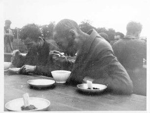 Internierungslager Gurs; Häftlinge beim Essen