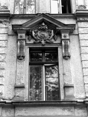 Görlitz-Altstadt, Blockhausstraße 5. Wohnhaus (1887). Fenster der Portalachse (1. Obergeschoß)