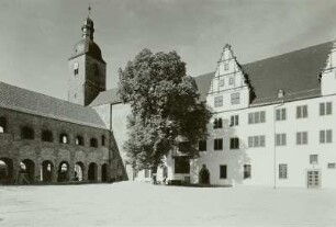 Leitzkau. Schloss Leitzkau, rechts Schloss Neuhaus und links ist die Basilika des Schlosskomplexes. Das Schloss Hobeck befindet sich im Rücken des Fotografen