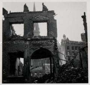 Hamburg, Blick auf eines der Patrizierhäuser und Hauptkirche St. Nikolai