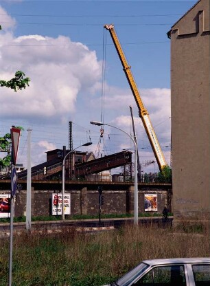 Dresden, Kraftwerk Mitte : Dresden-Altstadt. Heizkraftwerk Mitte (1895, 1926-1928 Umbau und Erweiterung; stillgelegt 1994). Abriß Bandfördebrücke zwischen Kohlenlager und Heizhaus. Abschnitt über der Könneritzstraße