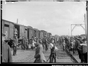 Verladen von Soldaten des Feld-Artillerie-Regiments Nr. 19 auf Eisenbahnwaggons auf dem Wolfenbütteler Bahnhof (älterer Positivabzug vorhanden) Enthält: Soldaten in Waggons, auf den Gleisen Zuschauer