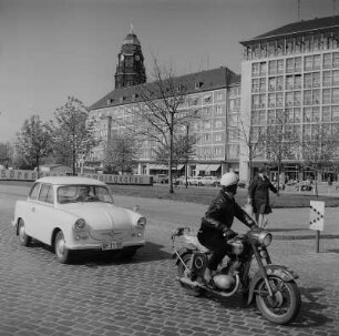 Dresden. Blick zur 5. Campingschau auf dem Grünstreifen der Leningrader Straße am Pirnaischen Platz
