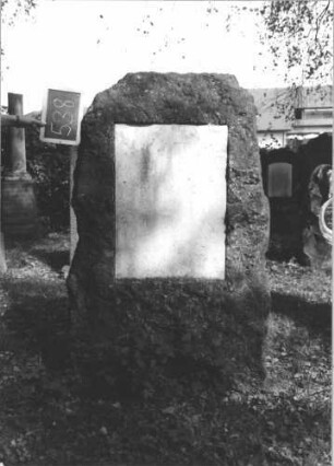 Grabstein 538 (Index: 100111542) Material: Granit, weiße Marmorplatte Zustand: gut, Schriftplatte ohne Inschrift Maße HxBxT: 155x80x42 cm Beschreibung: grob stelenhaft behauener Stein, rechteckige Schriftplatte: Grabstein 538