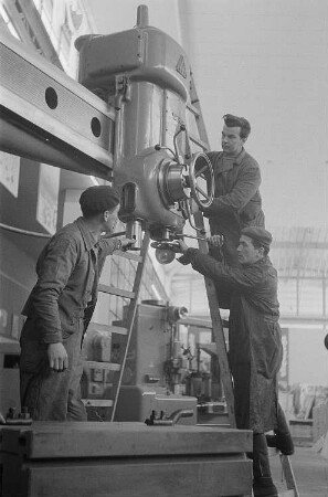 Vorbereitungen zur Frühjahrsmesse 1956, rumänische Arbeiter beim Montieren einer technischen Anlage