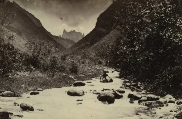 "Fautana - river and diadem. Tahiti"