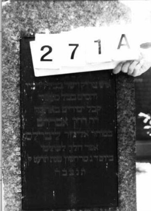 Grabstein 271 (Index: 100094527) Material: Granit Zustand: verwittert mit Textverlust Maße HxBxT: 150x55x26 cm Beschreibung: obeliskenartige Stele, Sockel, giebelartiger Abschluß, konische Schriftplatte: Grabstein 271A