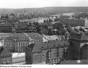 Blick vom Rathausturm über das Landhaus, das Volkspolizei-Kreisamt und die Albertbrücke auf das Neustädter/Loschwitzer Elbufer
