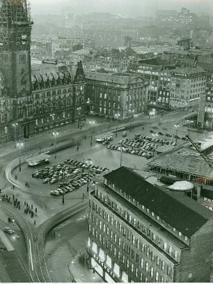 Hamburg-Altstadt in der Abenddämmerung. Blick von der Hauptkirche St. Petri zum Hamburger Rathaus