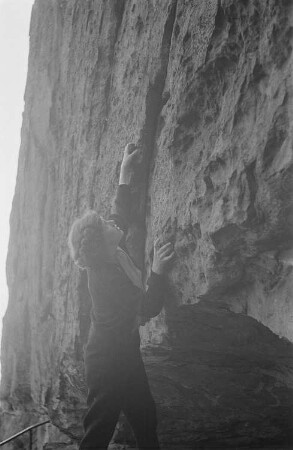 Renate Rössing an einer Felswand