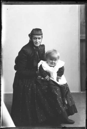 Frau in Tracht mit ihrem Kind