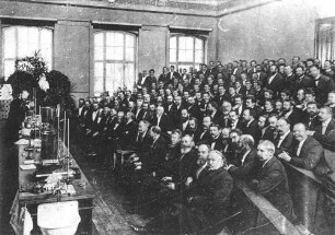 [Foto des Professorenkollegiums der Universität Leipzig anlässlich der Einweihung des Chemischen Instituts 1898]