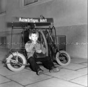 Wartendes Kind am Fahrradständer des Auswärtigen Amtes in Bonn