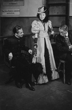 Szenenbilder aus der Komödie "Moral" von Ludwig Thoma an der Volksbühne Berlin