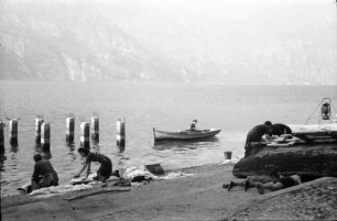 Malcesine: Gardasee, Wäscherinnen am See, Hintergrund Boot und See
