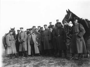 1. Weltkrieg. Gruppenaufnahme von Soldaten mit Pferd