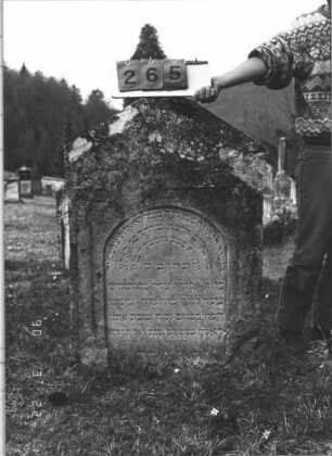 Grabstein 265 (Index: 100009253) Zustand: Rückseite: zum Teil abgebröckelt Maße HxBxT: 108x69x9 cm: Grabstein 265