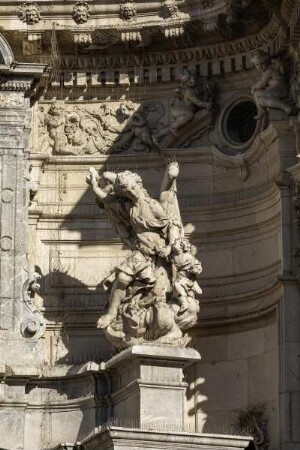 Westfassade — Darstellungen von Engeln und Kindern — Engel, der ein Kleinkind führt
