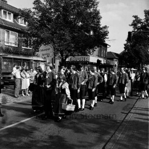 Junge Europäische Föderalisten (JEF) e.V. und Europa-Union: Folklorefest: Festumzug der Trachtengruppen: Trachtengruppe auf Poststraße / Europaplatz
