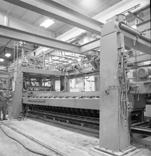 Eilenburg, Dübener Landstraße. VEB Betonwerk Laußig, Betriebsteil Betonwerk Eilenburg. Werkhalle der Gasbetonproduktion (Teilansicht). Blick auf die Produktionsanlage