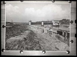 Aldingen, Kraftwerk und Schleusenmauer im Bau vom Oberwasser und rechtem Ufer