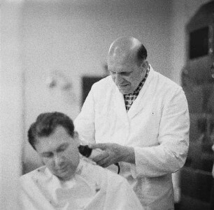 Niesky. Beim Friseur