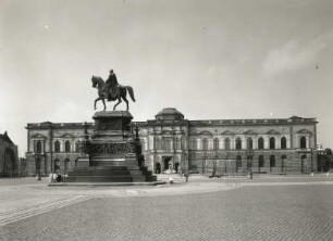 Dresden-Altstadt. Gemäldegalerie (1847/1855; G. Semper). Ansicht über den Theaterplatz von Nordosten mit denkmal für König Johann (1889; J. Schilling)