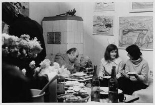 Die Malerin Charlotte E. Pauly mit Geburtstagsgästen in ihrer Wohnung
