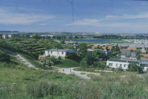 DDR. Neubrandenburg. Bebauung und Terrassenbeete am Ufer des Tollensesees. Blick über den See auf verschiedene Neubaugebiete