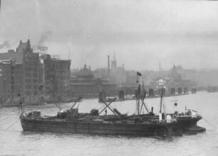Hebung eines gesunkenen Dampfers mittels Katamaran-Kranschiff : Hamburg. Hafen. Hebung eines gesunkenen Dampfers mittels Katamaran-Kranschiff