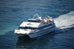 Neapel - Hafenanlage : Hafen Neapel, ausfahrende Auto-Schnellfähre nach Sardinien, aufgenommen 2006