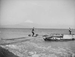 Fischerboot am Strand : Fischerboot am Strand. Im Hintergrund Fuji-san