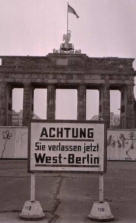 Berlin-West - Brandenburger Tor : Grenzschild am Brandenburger Tor, aufgenommen ca. 1985 in Berlin-West