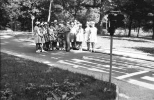 Freiburg: Schüler vom Hochrhein bei Instruktionen im Verkehrsschulgarten