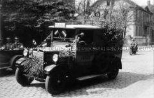 Geschmücktes Postauto am 1. Mai