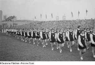 Mitglieder der Sportvereinigung Rotation während des Einzugs auf die Festwiese des Sportforums