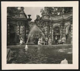 Dresden, Nymphenbad : Dresden, Zwinger. Nymphenbad mit Besuchern