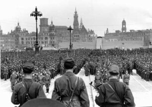 Dresden-Altstadt, Altmarkt. Aufmarsch von Angehörigen der Kampfgruppen