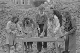 Räumen der Trümmer als Vorarbeit für den Neubau des Hauses der Sorben. Jugendbrigade aus Bautzen. : Rumowanje rozwalinow za natwar Serbskeho domu. Młodźinska brigada z Budyšina.