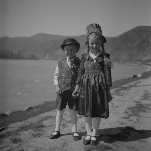 Kinder in Wachauer Tracht an den Ufern der Donau